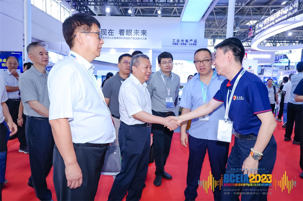 國家國防科技工業局局長張克儉蒞臨禾信儀器展臺參觀指導