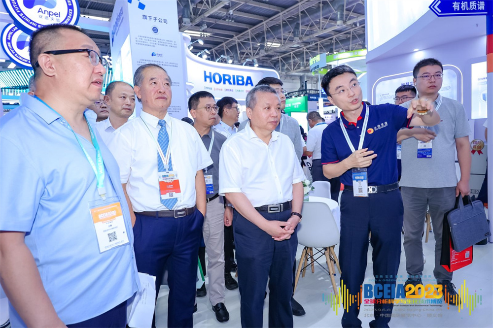 國家國防科技工業局局長張克儉蒞臨禾信儀器展臺參觀指導